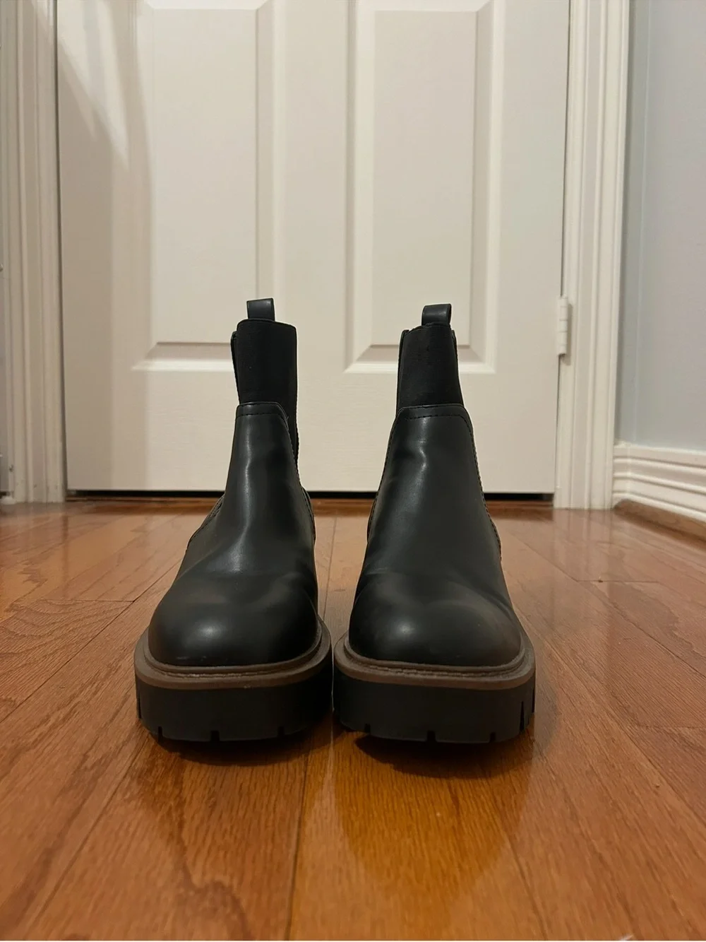 Black Chelsea Lug Sole Ankle Boots Women's Size 8.5 Modern Chunky Platform